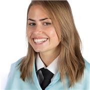 Profesora de magisterio imparte clases a niños de 1º a 6º de Educación Primaria